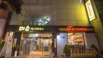 Mặt tiền nơi lưu trú