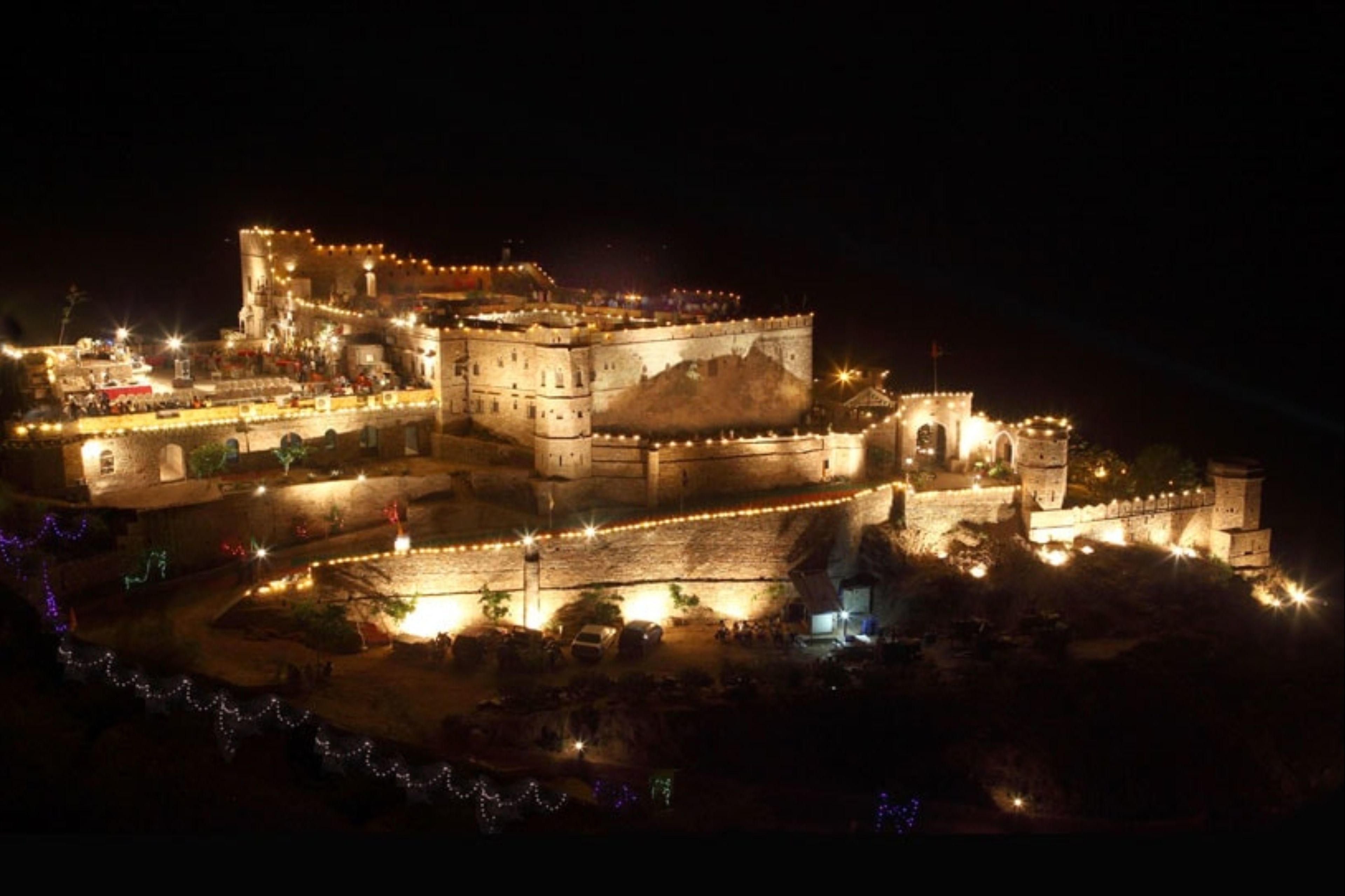 Boendets fasad - kväll/natt