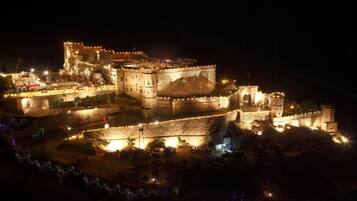 Mặt tiền nơi lưu trú - ban đêm