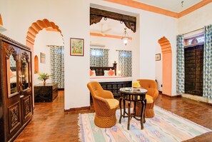 Rom – club, 1 dobbeltseng | Sengetøy av topp kvalitet, individuelt dekorert og individuelt innredet