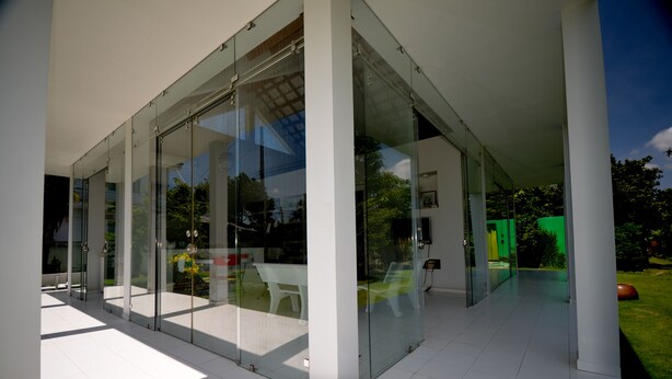 Ein modernes Gebäude mit großen Glasüren und heller Innenarchitektur.