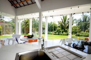 Vila com design assinado, 1 cama King, cozinha, vista para o jardim | Cozinha privada | Frigobar, cafeteira/chaleira, chaleira elétrica