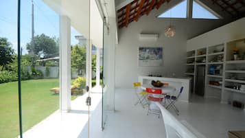 Signature Villa, 1 King Bed, Kitchen, Garden View | Living area