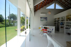 Signature Villa, 1 King Bed, Kitchen, Garden View | Living area