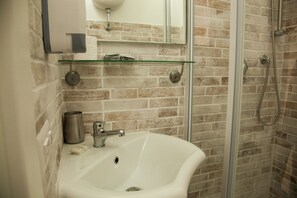 Shower, free toiletries, hair dryer, bidet - Vatican Leone IV (Rome)