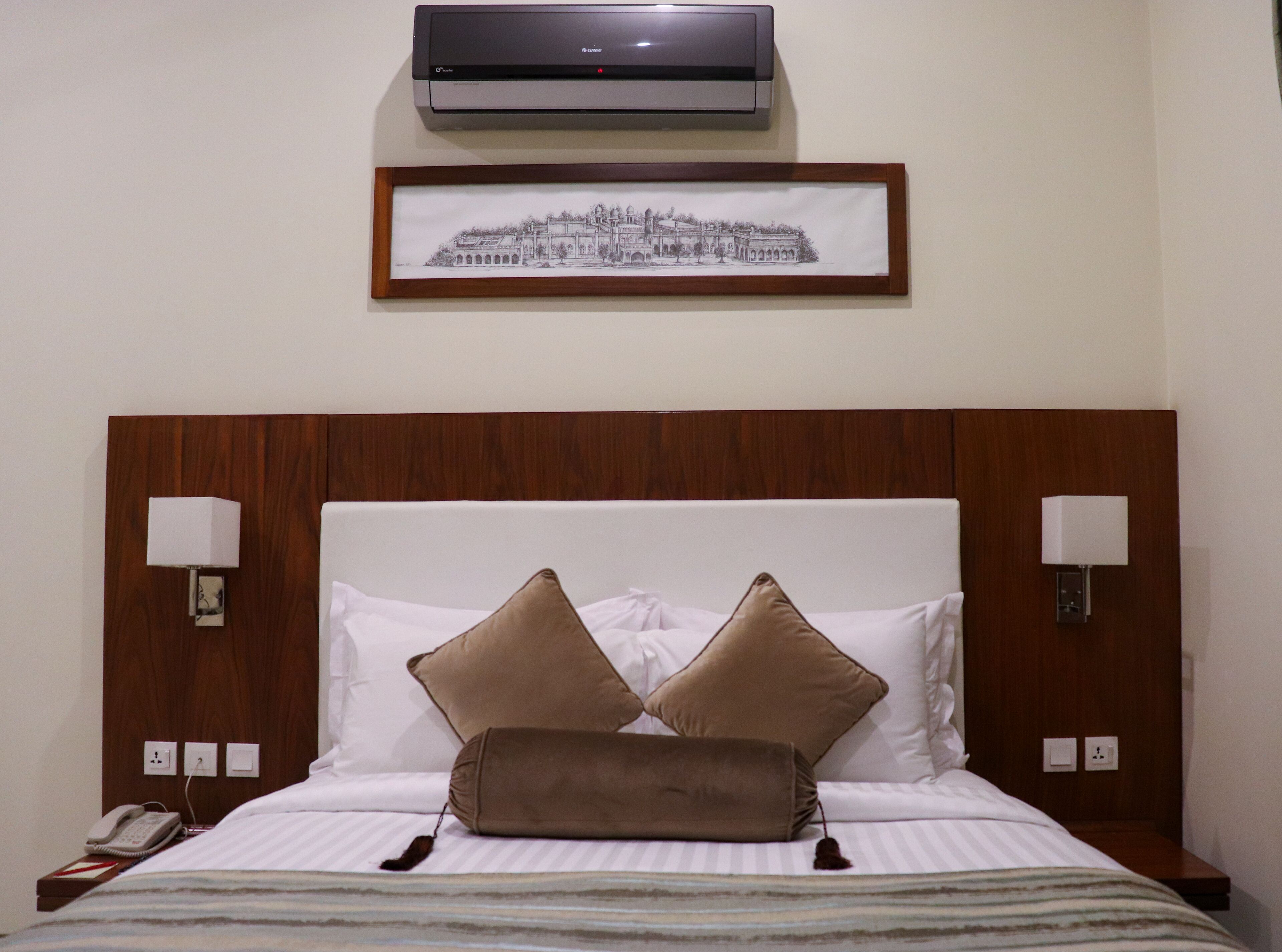 executive room | minibar, in-room safe, desk, free cots/infant beds