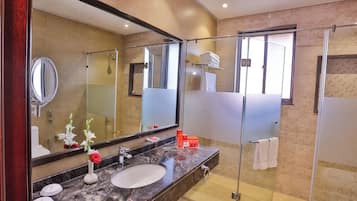 Dusj, toalettartikler (inkludert) og håndklær