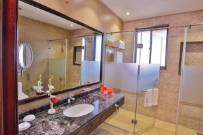 Regadera, amenidades de baño gratuitas, toallas 