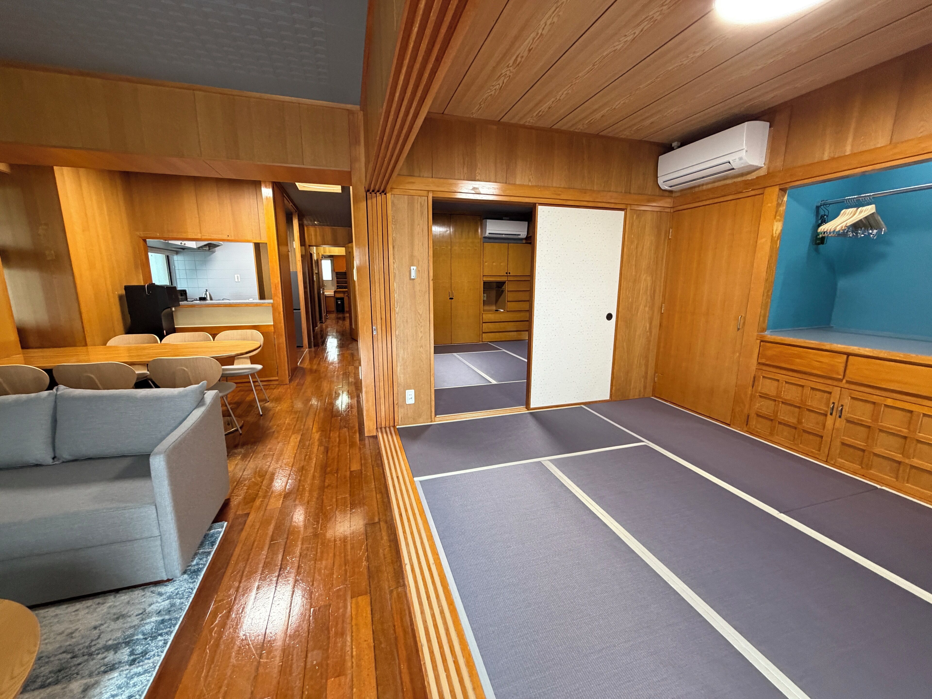 Desk, laptop workspace, soundproofing, free WiFi