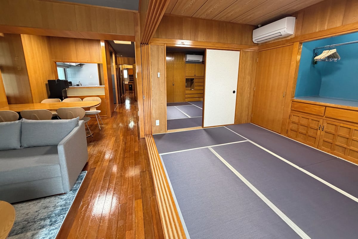 Desk, laptop workspace, soundproofing, free WiFi