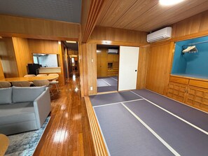 デスク、ノートパソコン用作業スペース、防音設備、WiFi (無料)