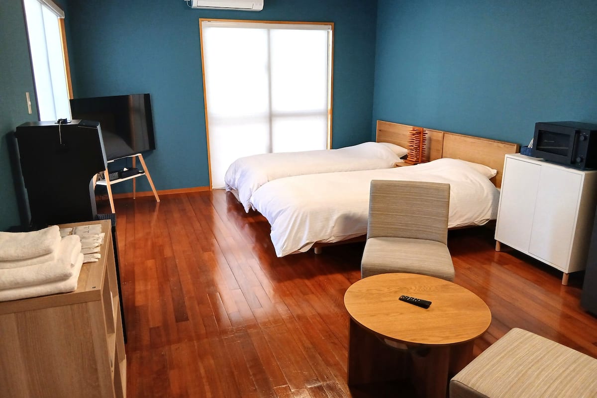 Zweibettzimmer, Nichtraucher, Küche (High Floor 25m2) | Schreibtisch, laptopgeeigneter Arbeitsplatz, schallisolierte Zimmer