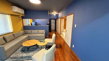 Escritorio y espacio para trabajar con laptop