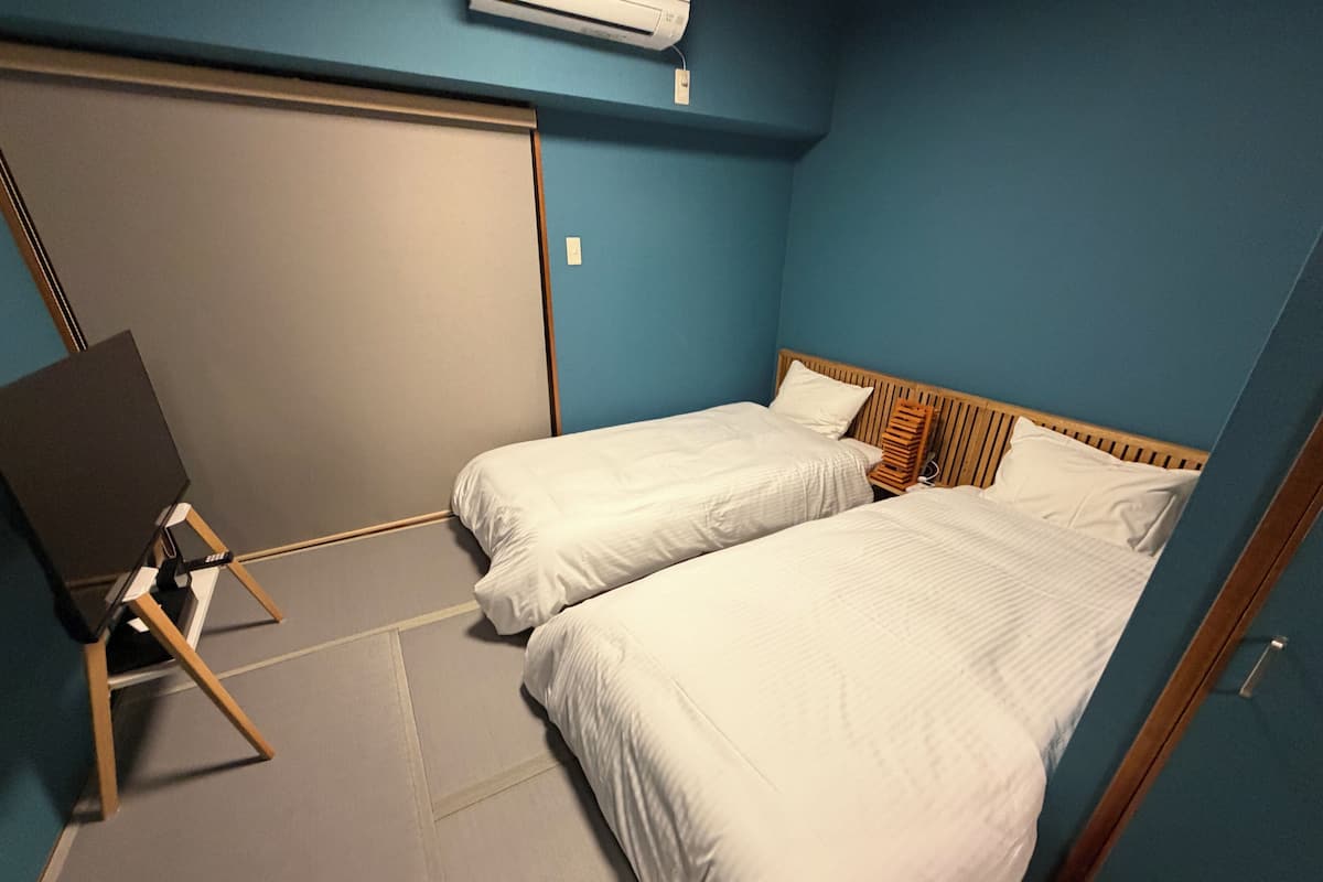 Basic-Zweibettzimmer, Nichtraucher, Küche (20m2) | Schreibtisch, laptopgeeigneter Arbeitsplatz, schallisolierte Zimmer