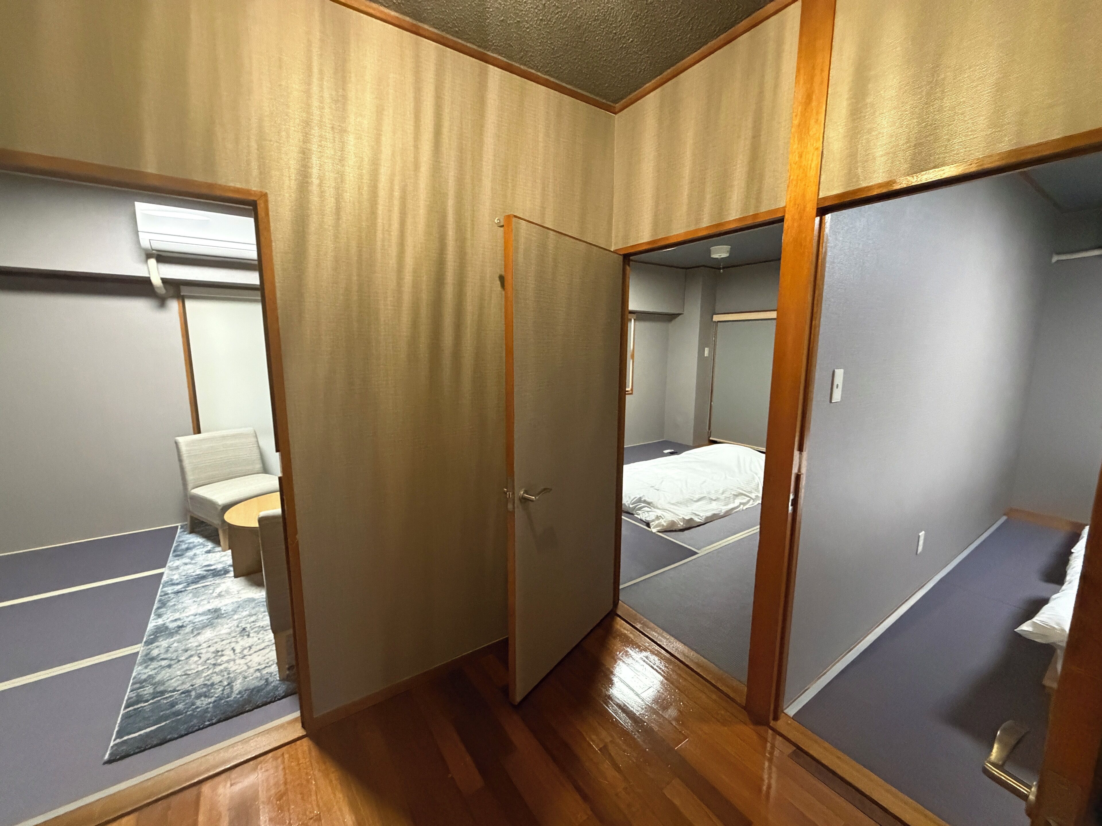 Desk, laptop workspace, soundproofing, free WiFi