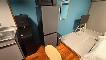 Eenvoudige Twin kamer, niet-roken, keuken (20m2) | Een bureau, een laptopwerkplek, geluiddichte muren, gratis wifi