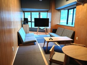 Desk, laptop workspace, soundproofing, free WiFi - Kokusai Towns Inn (Naha)