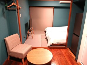 Desk, laptop workspace, soundproofing, free WiFi - Kokusai Towns Inn (Naha)