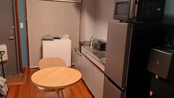 Basic Twin Room, Non Smoking, Kitchen (20m2) | Private kitchen | Fridge, microwave, electric kettle