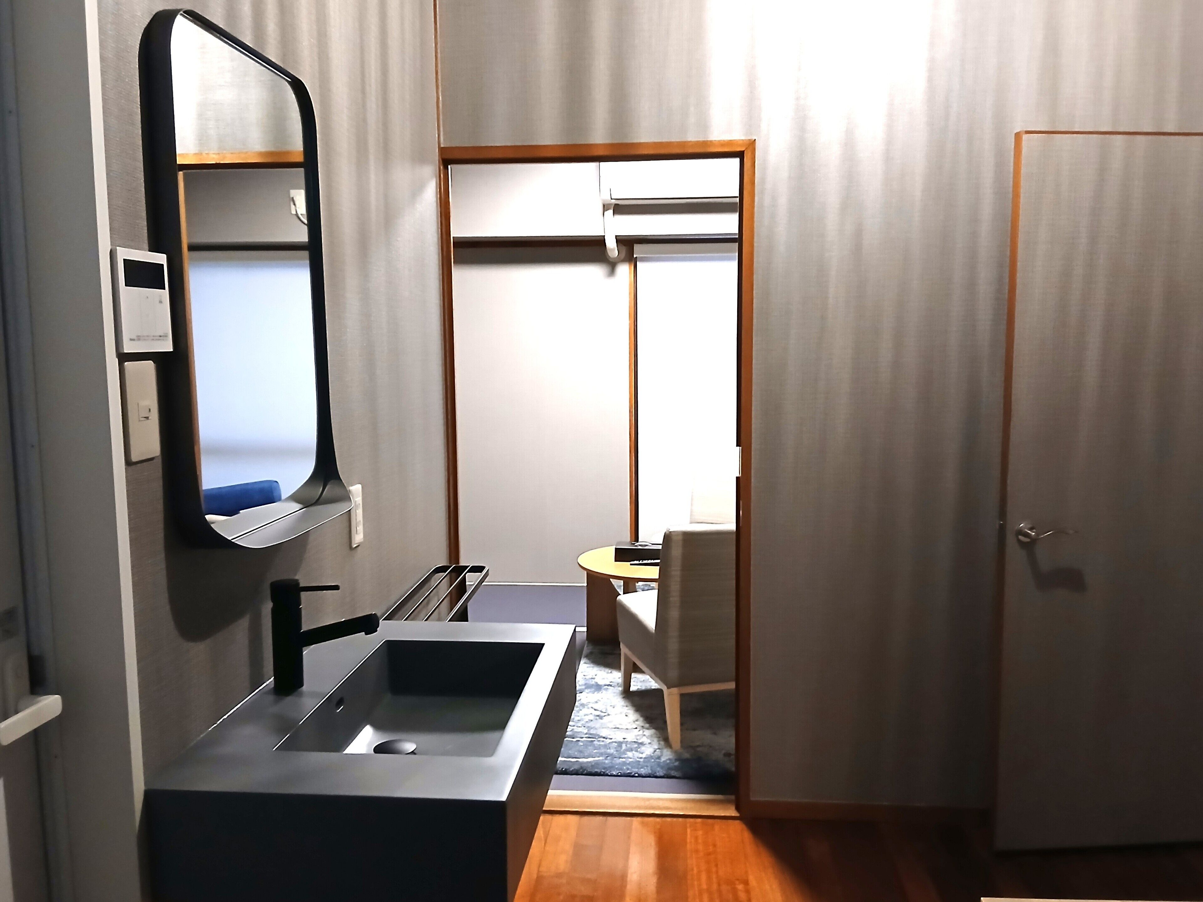 Rom – superior | Skrivebord, skrivebord for bærbar PC, lydisolert og wi-fi (inkludert)