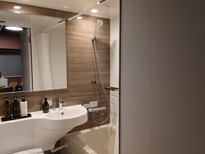 Duschwanne, kostenlose Toilettenartikel, Haartrockner, Bidet