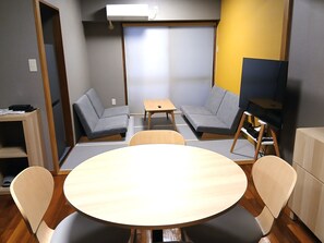 Rom i japansk stil, 2 soverom | Skrivebord, skrivebord for bærbar PC, lydisolert og wi-fi (inkludert)