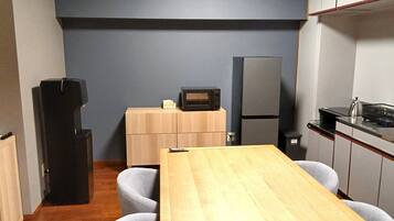 Kamar Tradisional, Bebas Asap Rokok, dapur | Dapur pribadi | Lemari es, microwave (berdasarkan permintaan), dan ketel listrik