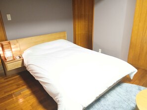 مكتب ومساحة عمل للكمبيوتر المحمول وتجهيزات عازلة للصوت وواي فاي مجانًا