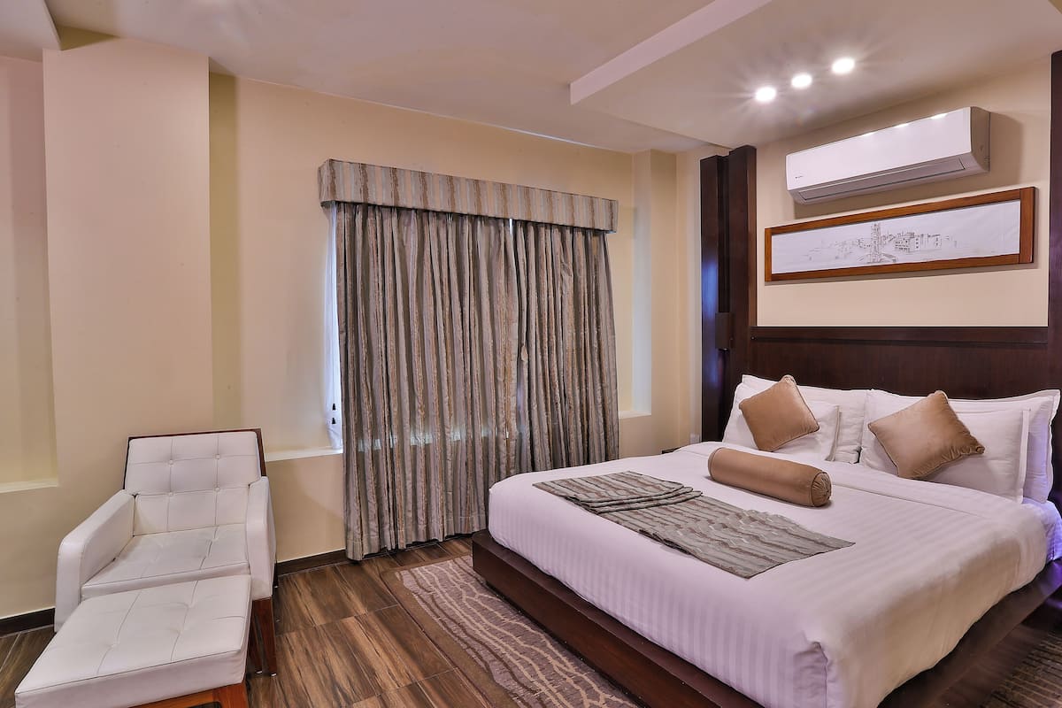 Suite (Queen) | Coffre-fort, bureau, systĂšme dâinsonorisation, fer et planche Ă repasser