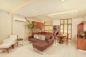 华丽套房 | 起居区 | 平板电视、壁炉