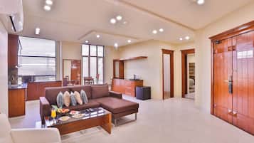 Deluxe Suite | Living area | Flat-screen TV, fireplace