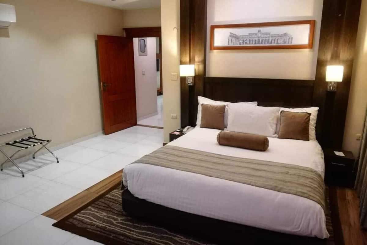 deluxe suite | minibar, in-room safe, desk, soundproofing