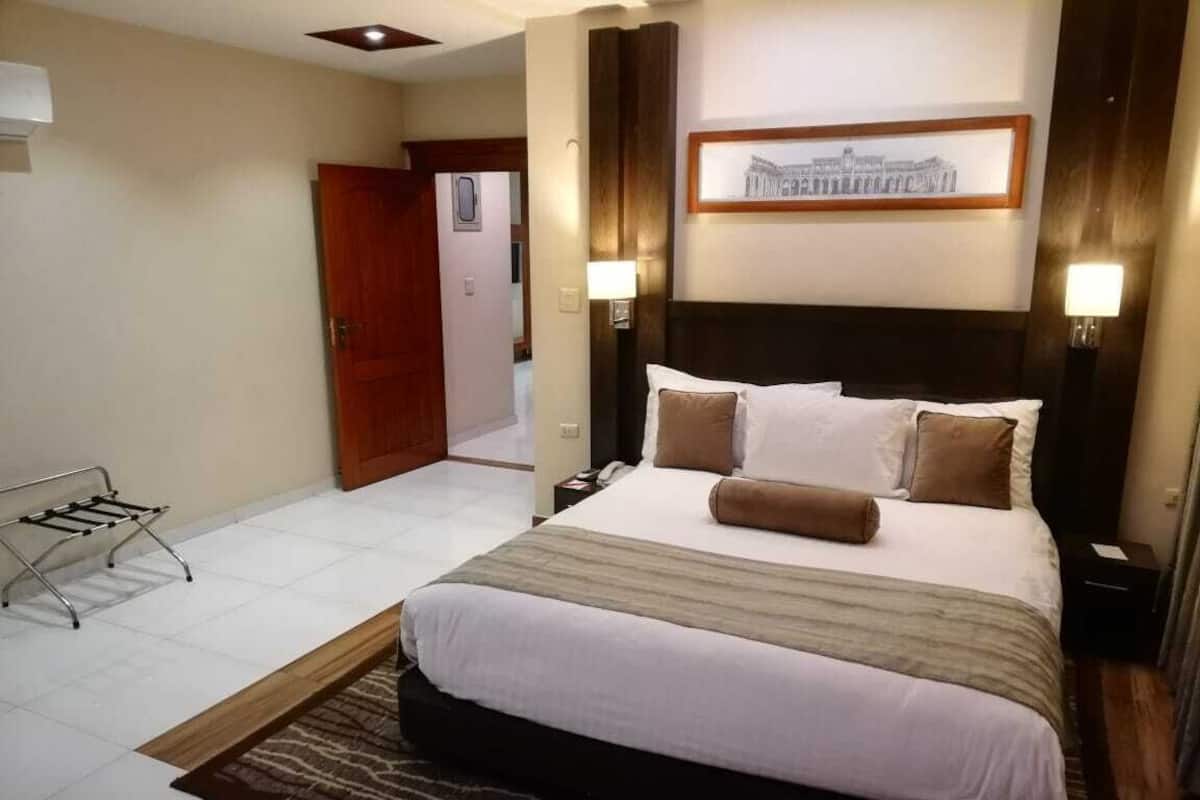 Suite Deluxe | Coffres-forts dans les chambres, bureau, chambres insonorisées