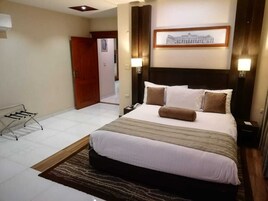 华丽套房 | 客房内保险箱、办公桌、隔音、熨斗/熨衣板