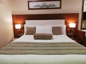 Quarto superior | Cofres nos quartos, escrivaninha, quartos à prova de som