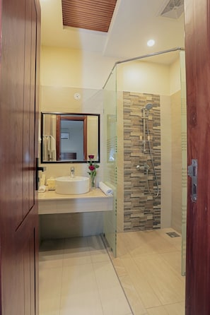 Regadera, amenidades de baño gratuitas, batas, pantuflas