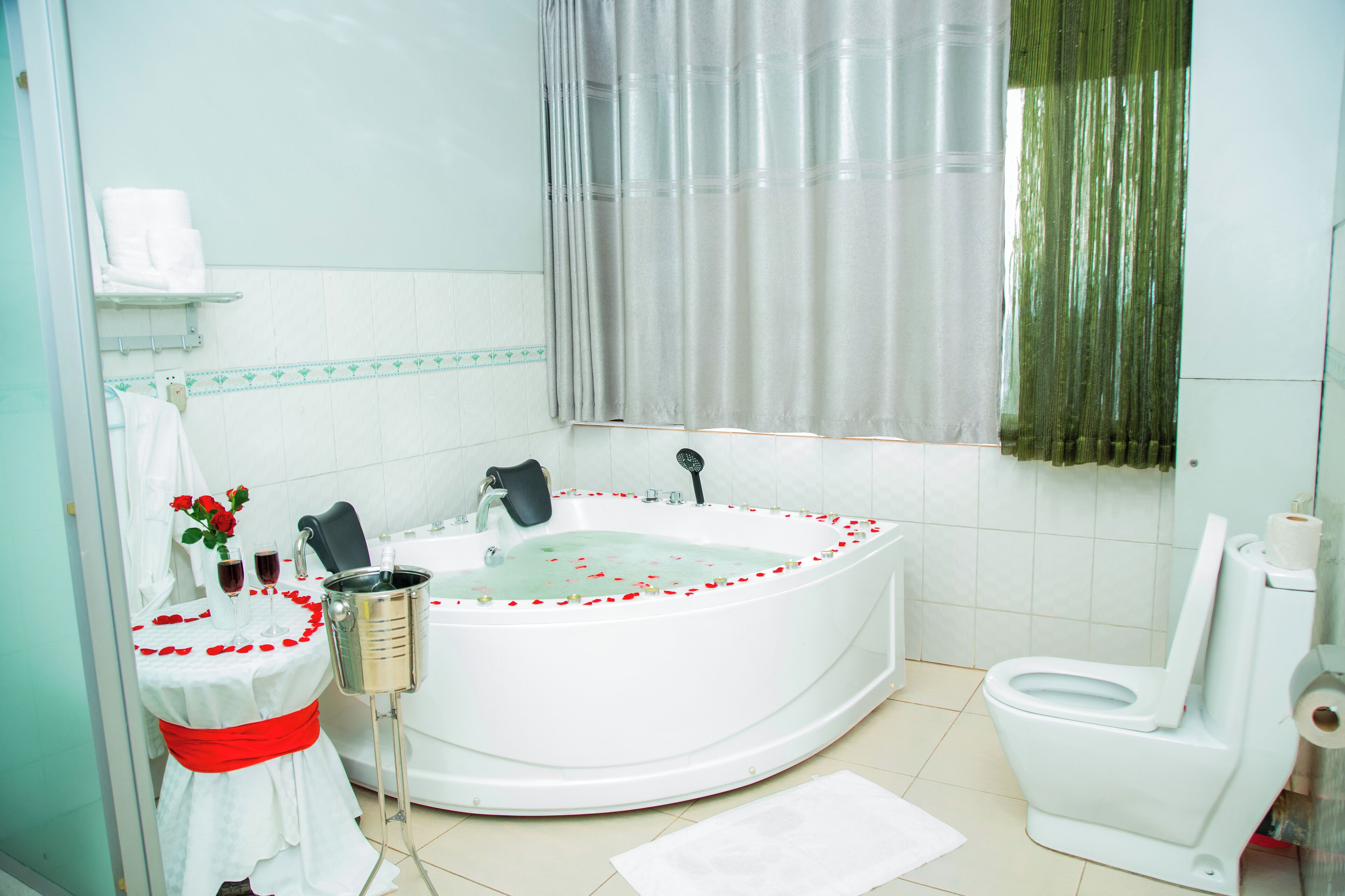 Ein Badezimmer mit einer Badewanne, Toilette und einer Duschvorhang.