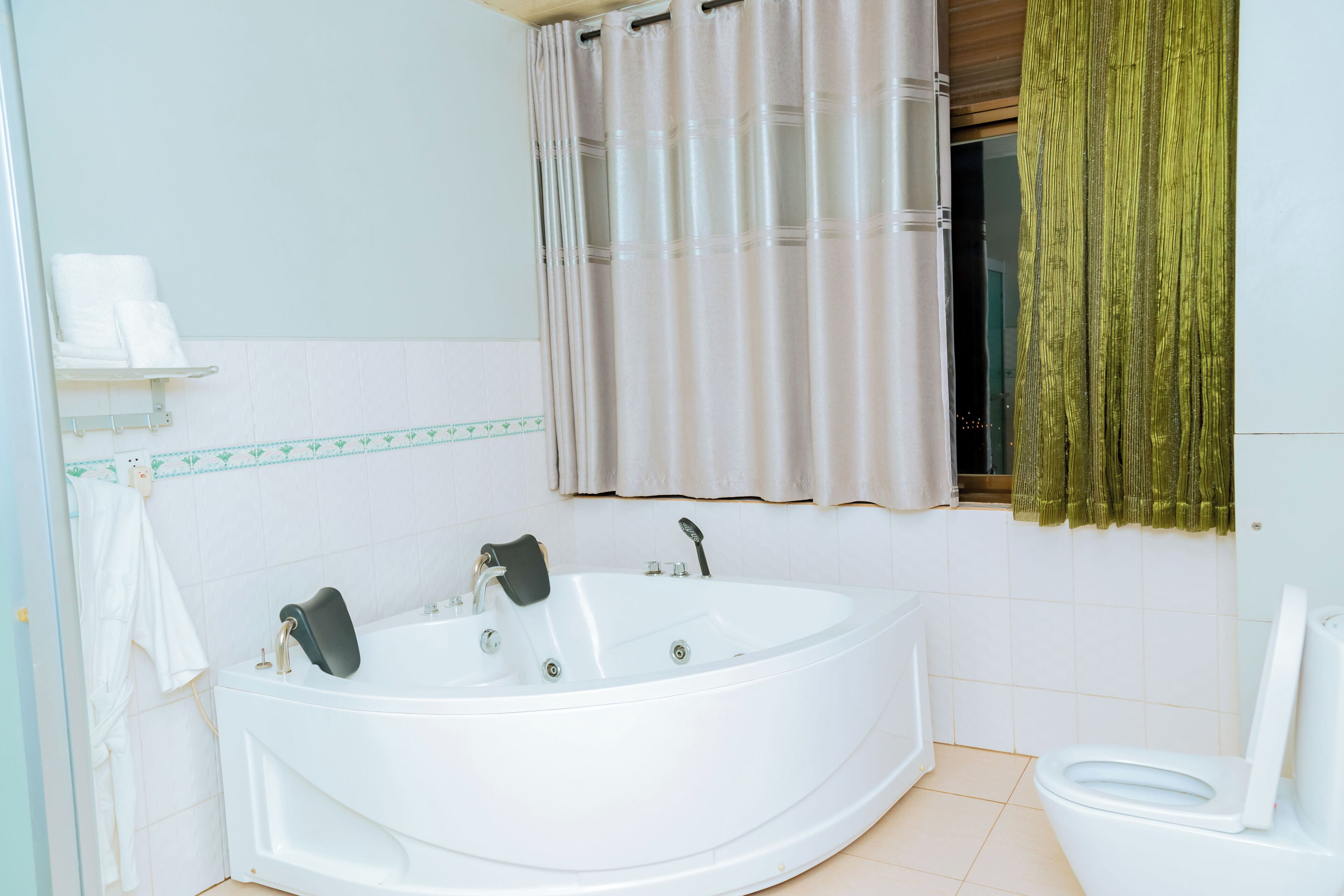 Suite Grand | Baño | Ducha, artículos de higiene personal de diseño y secador de pelo
