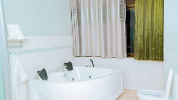 Suite Grand | Baño | Ducha, artículos de higiene personal de diseño y secador de pelo