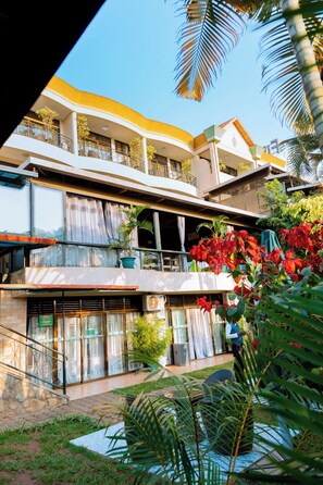 Vista frontal de la propiedad