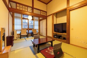 Habitación, no fumadores (Japanese-Style Small, Shared Bathroom) | Caja fuerte, escritorio, wifi gratis y ropa de cama