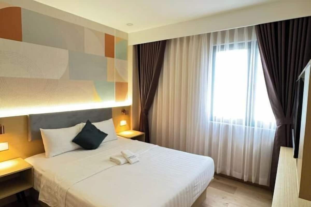 Premium bedding, minibar, individually furnished, laptop workspace