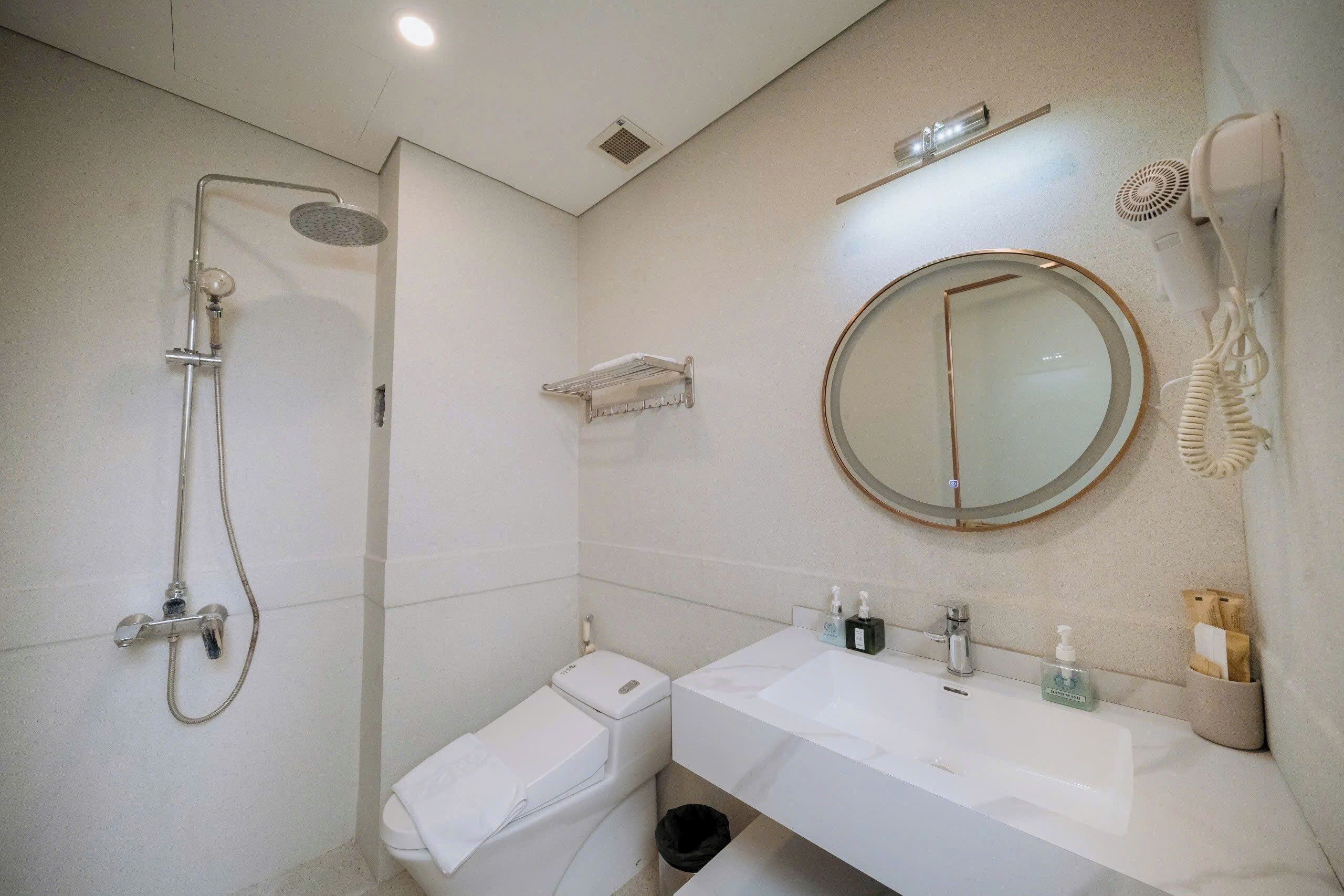 Deluxe Room, 1 Queen Bed | Bathroom | Shower, rainfall showerhead, free toiletries, hair dryer