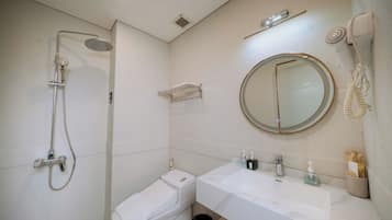 Deluxe Room, 1 Queen Bed | Bathroom | Shower, rainfall showerhead, free toiletries, hair dryer