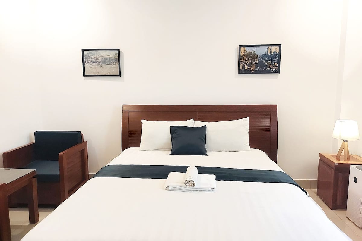 Deluxe Room, 1 Queen Bed | Bathroom | Shower, rainfall showerhead, free toiletries, hair dryer