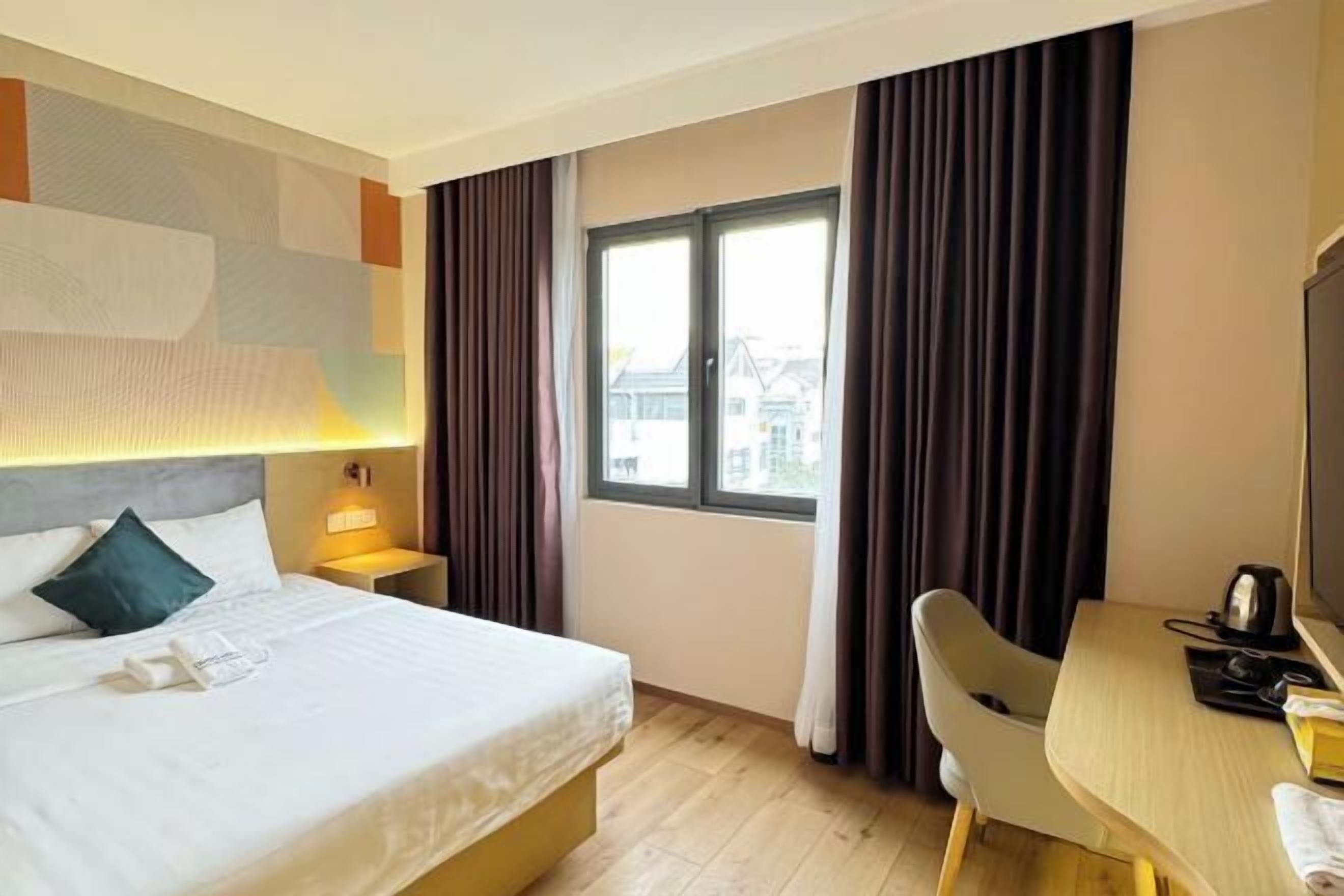 Premium bedding, minibar, individually furnished, laptop workspace