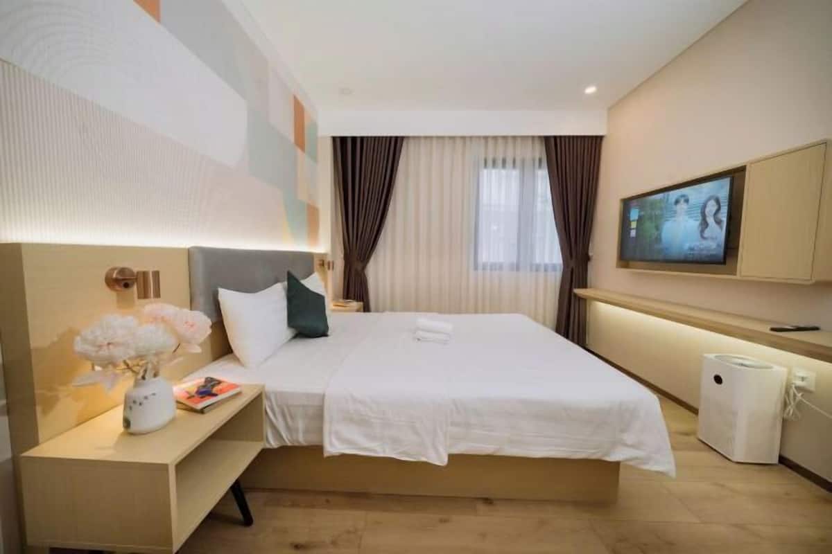 Premium bedding, minibar, individually furnished, laptop workspace