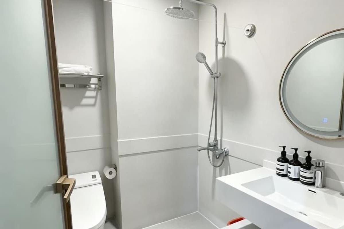 Badezimmer | Dusche, Regendusche, kostenlose Toilettenartikel, Haartrockner