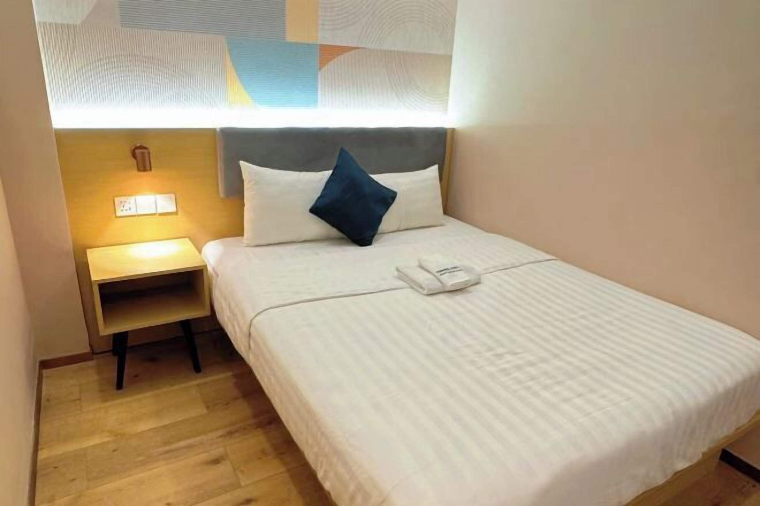 Premium bedding, minibar, individually furnished, laptop workspace