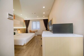Premium Single Room | Premium bedding, minibar, individually furnished, laptop workspace